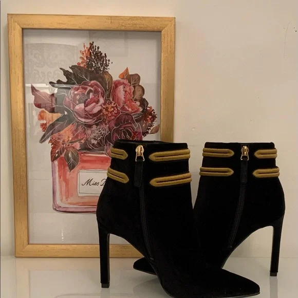 Nine West Pointy Toe Victorian Style Booties Suede Ankle Boots Size 5.5M - Picture 3 of 7